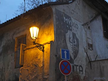 Прага. Общественный двор со стороны улицы U Milosrdnych. Фото Индржих Чех