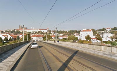 Вид на Косарькову набережную с Манесова моста в Праге
